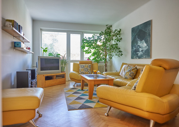 Priestranný 3 izb byt 85 m2 v centre mesta s vlastným parkovaním.