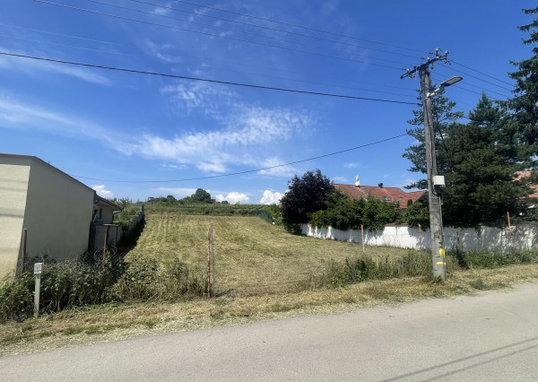 Výnimočný slnečný pozemok  916 m2 v tichej časti obce Suchá nad Parnou.