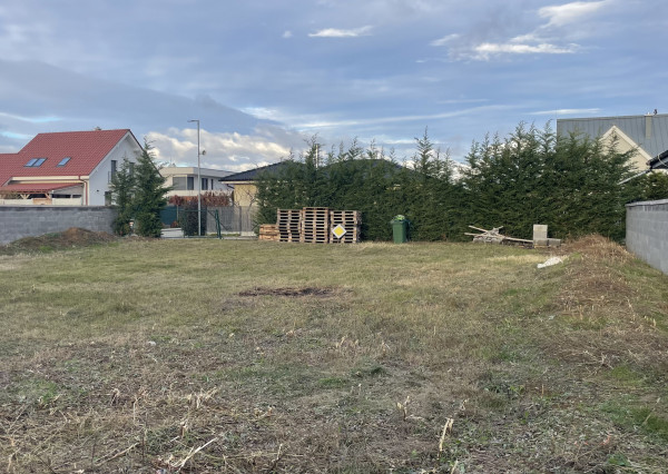 Pekný slnečný a široký pozemok vo Zvončíne pri Trnave.