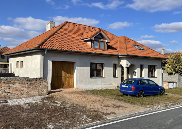 Dvojgeneračný 7 izbový dom v obci Zavar pri Trnave.