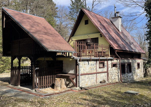 Útulná chata v príjemnom a tichom lesnom prostredí s poz.580 m2 na Bukovej.