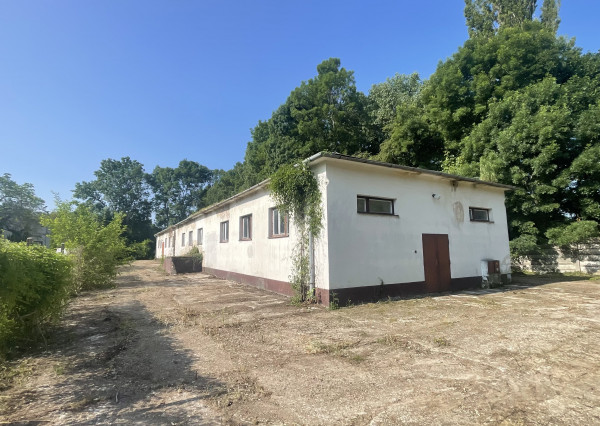 Predaj budovy vhodnej na sklad, malú výrobu, alebo aministratívu pri Dubovanoch.