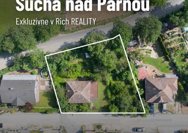 Pekný široký 35 m.pozemok s RD v Suchej nad Parnou.