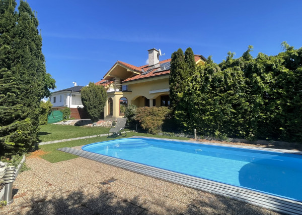 5 izbový rodinný dom s bazénom v Maduniciach