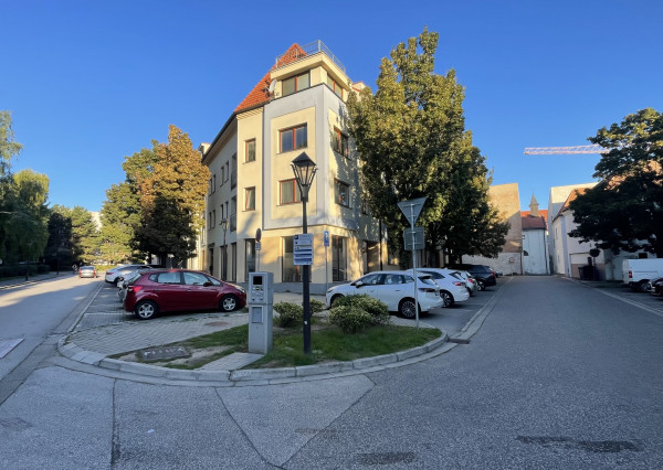 Na prenájom 2 izb.zariadený byt s balkónom a garáž. parkovaním v centre mesta Trnava.