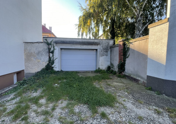 Na predaj, dvojgaráž v blízkosti centra mesta