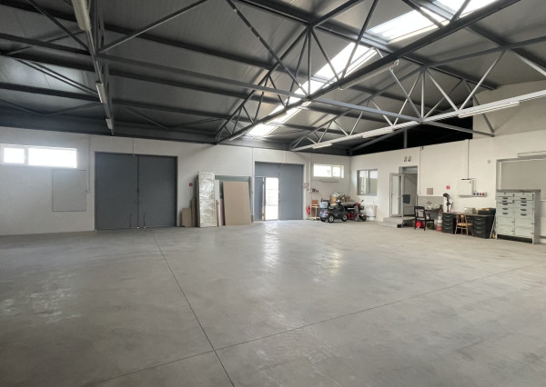 Moderná skladová hala 228 m2 s kanceláriou a soc.zázemím na Trstínskej ulici v Trnave.