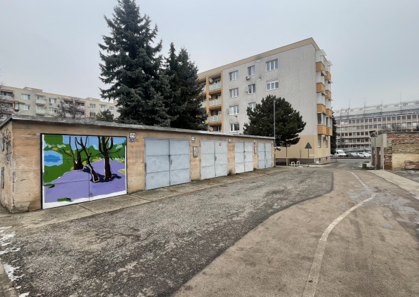 Garáž v blízkom centre mesta a železničnej stanice.