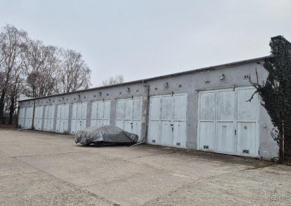 Haly a garáže v blízkosti obce Dubovany