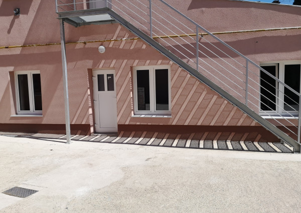 Priestor na prenájom – obchod, kancelária alebo služby- Kollárova ulica