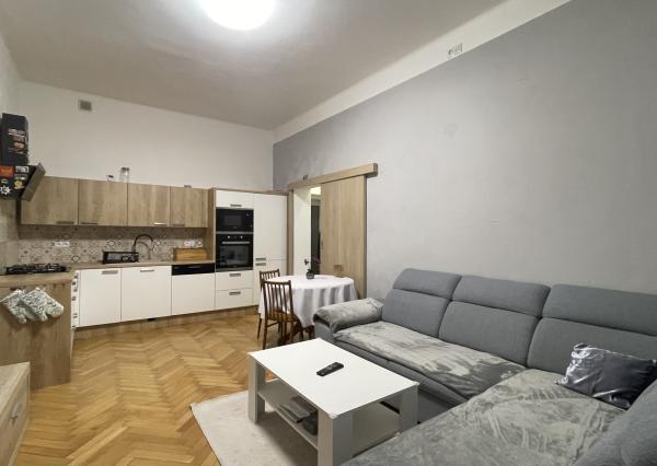 Pekný zariadený 2 izbový byt v priamom centre mesta s parkovaním
