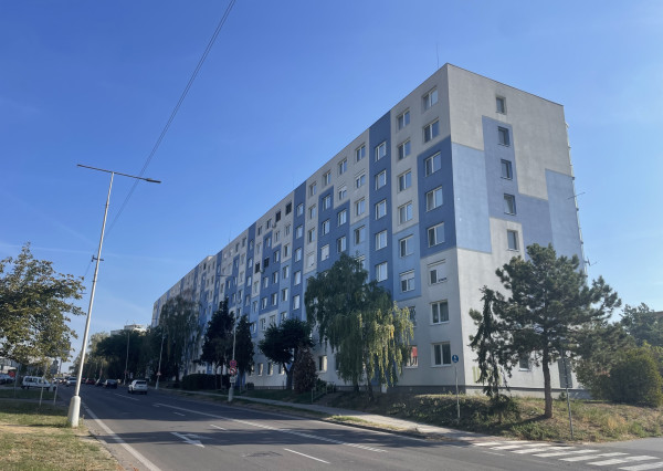Garzónka na predaj v obľúbenom bytovom dome„Modrák“ v Topolčanoch